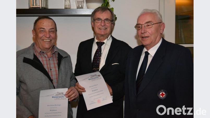 Kreiswasserwacht- Ehrenmitglied Otmar Hammer gratulierte Josef &quot;Timi&quot; Binner und Johann Rockinger (von rechts) zu ihren Jubiläen. Bild: hcz
