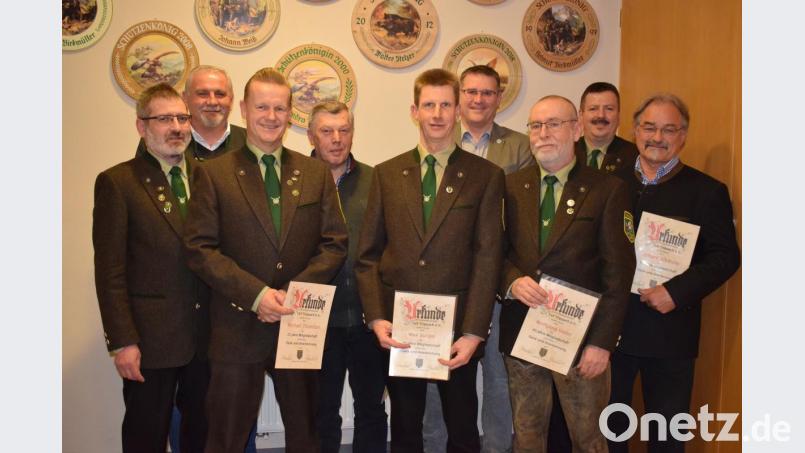 Den Geehrten gratulierten erster Schützenmeister Johann Kneidl, Bürgermeister Ludwig Biller (von links) sowie Kreis- und Gemeinderat Rainer Vater (4.von rechts). Bild: bk