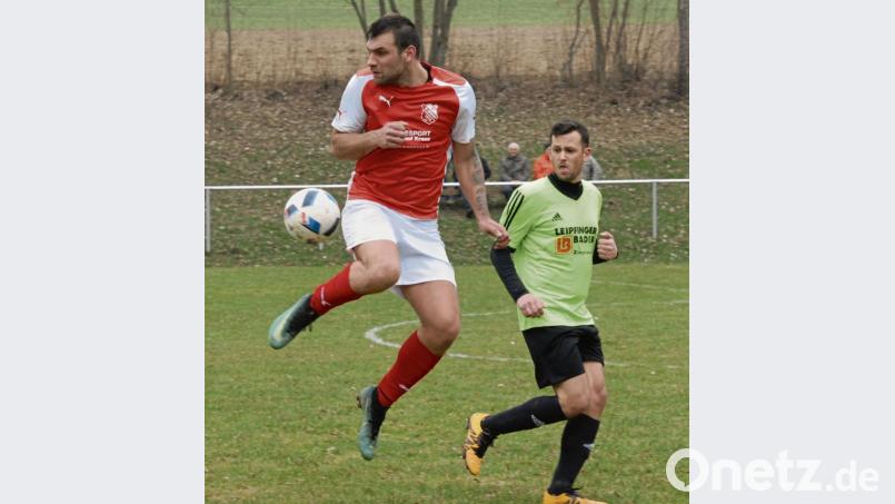 Im Kampf um den Klassenerhalt feierte der SV Pechbrunn (rechts Marco Zeitler) am Sonntag einen wichtigen 2:0-Sieg beim SC Mähring (links Lukas Prazak) Bild: gb