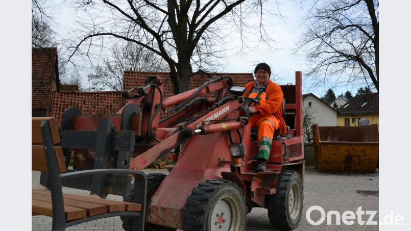 Für Stadt- und Friedhofsgärtnerin Kreszentia Frank gehört das Fahren des kleinen Laders ganz selbstverständlich zum Arbeitsalltag. Die 54-Jährige ist Chefin auf dem 2,3 Hektar großen Friedhofsgelände. Bild: szl