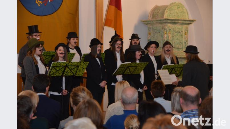 Der "KiWi"-Chor begeistert die Zuhörer im Rathausaal. Erstmals auch mit angeklebten Bärten und gut behütet. Bild: dob