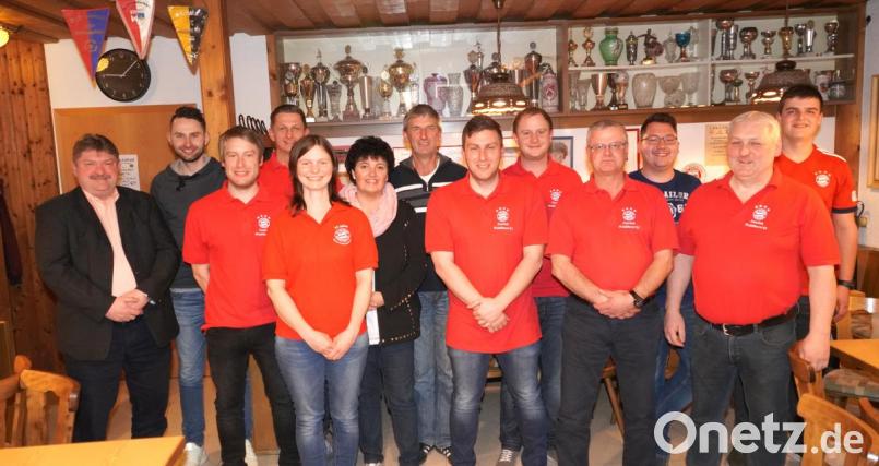 Martin Troidl (Zweiter von rechts) ist weiterhin Vorsitzender des FC Bayern Fanclub Waldthurn. Sein Stellvertreter ist Reiner Stark (Vierter von rechts). Bild: fvo