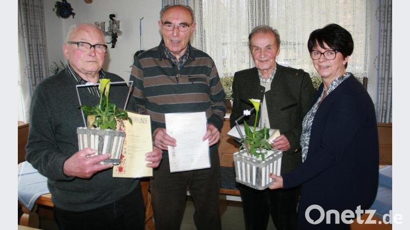 Für ihre langjährige Treue zum OGV Brand wurden (von links) Andreas Scherm, Paul Sischka und Alois Praller von der Vorsitzenden Brigitte Hofmann mit Geschenken und Urkunden ausgezeichnet. Bild: wro
