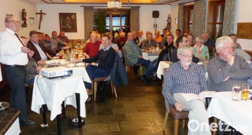 Der Beiratsvorsitzende Waldemar Draxler (links) erläutert der Versammlung die Zahlen des Windradjahres 2018. Bild: jp