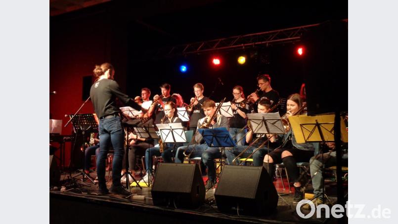 Die Bigband des Kepler - Gymnasiums heizte den Zuschauern ordentlich ein. Bild: jaf