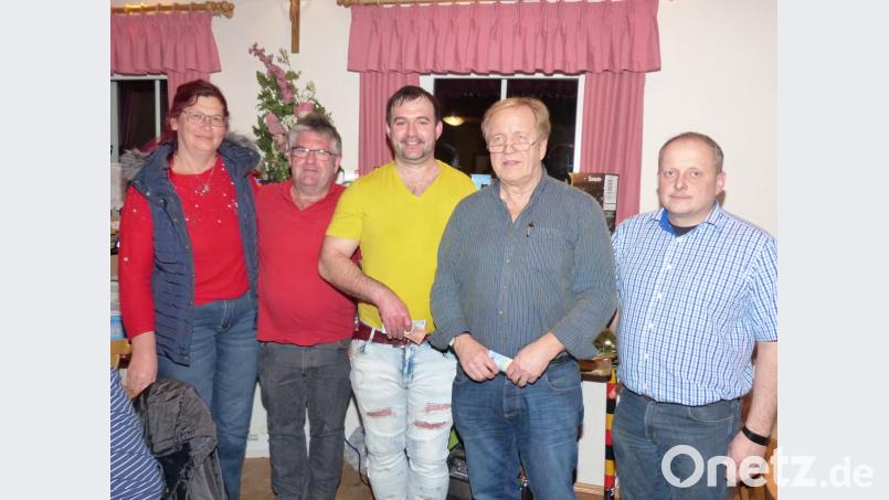 Die besten Schafkopfer beim TSV-Wettbewerb: Von lInks: Gabi Brenner, Franz Bauer, Tobias Mathes und Ralf Musall. TSV-Vorsitzender Helmut Hummer gratuliert. Bild: hme