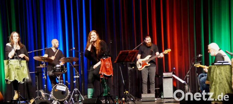 Susi (links) und Tanja Raith erfreuten die Musikfreunde mit guten alten Schlagern. Sie wurden von den Musikern Andi Blaimer, Philipp Zimmermann und Max Seelos (von rechts) unterstützt. Bild: weu