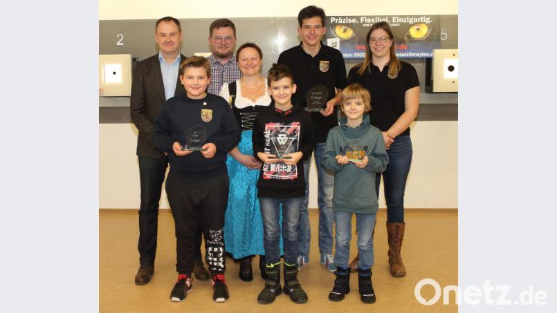 Dritter Bürgermeister und Pokalspender Erich Meidinger, Felix Scheeler, Zweiter Jugendleiter Norbert Seegerer, Jugendleiterin Ruth Kryschak, Bastian Kryschak, Pokalgewinner Eric Stieler, Nicolas Kryschak und Dritte Jugendleiterin Stefanie Kryschak (von links). Bild: wec