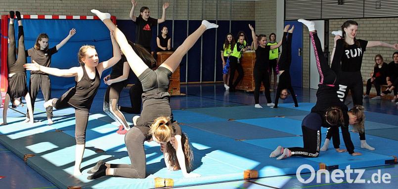 Akrobatikgruppe in der Turnhalle. Bild: R. Kreuzer