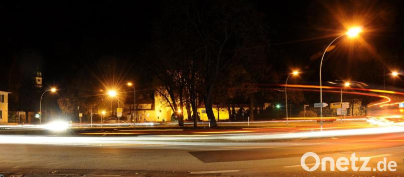 Das Bild entstand, als andere Raser um den Ring kurvten – sie benutzen wenigstens die richtige Fahrtrichtung rechts herum. Der 25-Jährige, der nun vor Gericht stand, bog links gewissermaßen als „Geisterfahrer“ in den Kreisverkehr am Nabburger Torplatz ein und hatte vorher Fußgänger auf dem Zebrastreifen in der Schlachthausstraße akut gefährdet. Bild: Stephan Huber