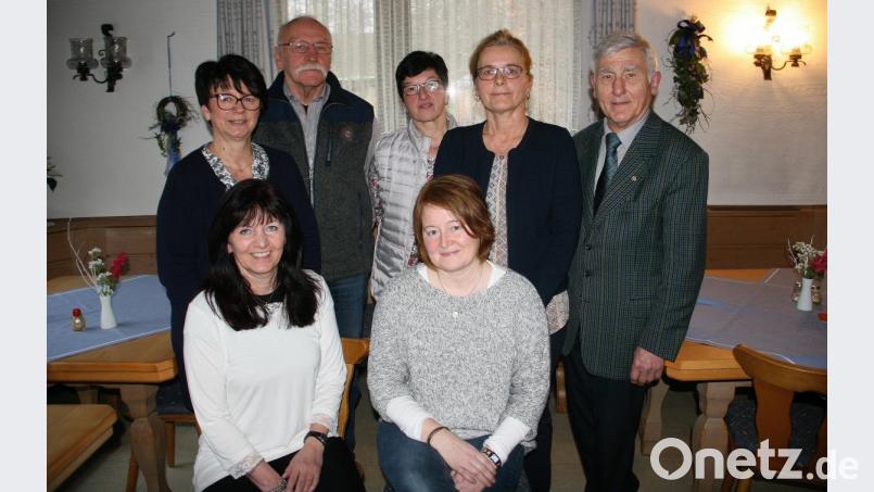 Brigitte Hofmann wird auch künftig von einem engagiert arbeitenden Vorstandsteam unterstützt. Im Bild (sitzend von links): Michaela Fuhrmann und Ingrid Kuhbandner. Dahinter (von links): Brigitte Hofmann, Hans-Jürgen Schmidt, Anita Philbert und Elisabeth Doleschal. Bürgermeister Ludwig König (rechts) gratulierte zur Ernennung. Bild: wro