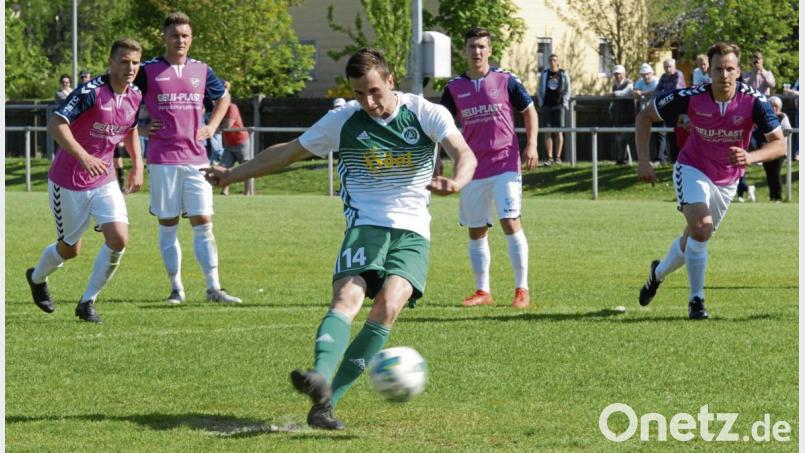 Der SV Mitterteich feierte am Samstag einen souveränen 3:0-Erfolg beim SC Großschwarzenlohe. Manuel Dürbeck (grün-weißes Trikot) erzielte zwei Tore und bereitete den dritten Treffer vor. Bild: chap