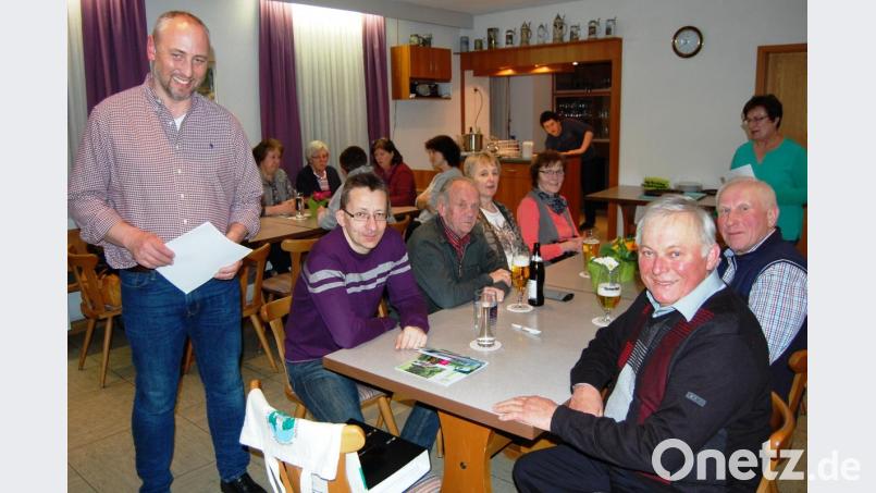 Gärtnermeister Reinhard Steinhilber (links) referiert in der Jahreshauptversammlung des Obst- und Gartenbauvereins zum Thema &quot;Nachhaltige Produktion im Gartenbau&quot;. Vorsitzender Theo Fichtner (rechts) dankt dem Referenten mit einem Präsent. Bild: sm