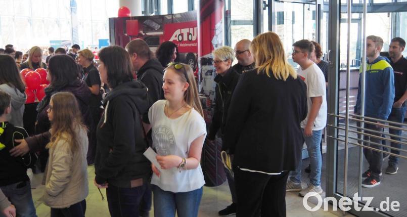 Stundenlang strömten die Besucher der Ausbildungsmesse in die Max Reger Halle Bild: Bühner