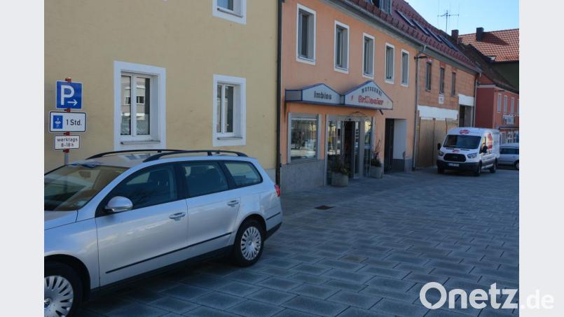 Seit vergangener Woche darf am Unteren Markt im Bereich der Metzgerei Grillmeier von 8 bis 18 Uhr werktags nur jeweils eine Stunde geparkt werden. Im Rahmen einer Ortsbesichtigung will der Stadtrat sich dieses Themas erneut annehmen. Bild: jr