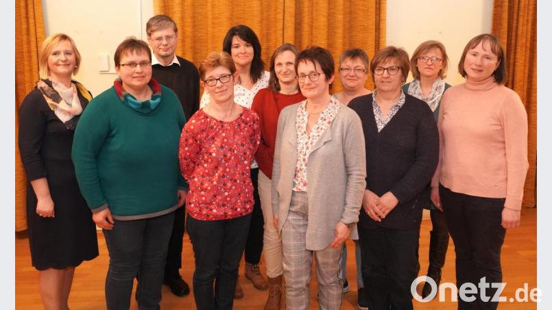 Die neue Vorsitzende Sieglinde Zielbauer (Fünfte von rechts) und die neue Stellvertreterin Martina Bodensteiner (Vierte von links). Bild: fvo