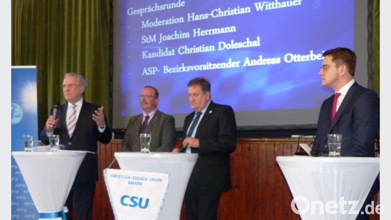 Die Teilnehmer der Podiumsdiskussion (von links): Innenminister Joachim Herrmann, ASP-Vorsitzender Andreas Otterbein, Moderator Hans Christian Witthauer und Europawahl-Kandidat Christian Doleschal. Bild: jp