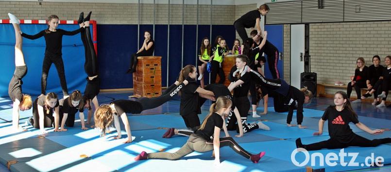 Akrobatikgruppe in der Turnhalle. Bild: R. Kreuzer