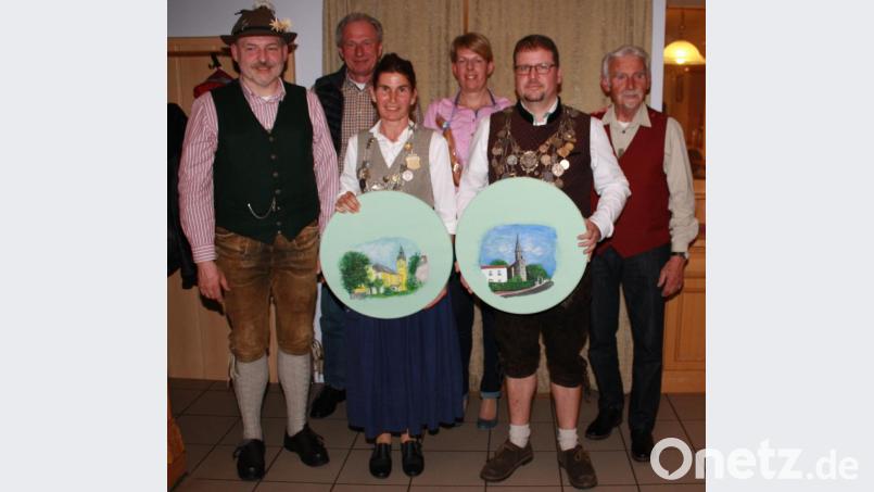 Gerald Röckl (von links) wurde Zweiter beim Königsschießen, Herbert Walter Zweiter beim Preisschießen. Ruth Gerl sicherte sich den Königstitel in der Damenklasse, Vorjahreskönigin Gerlinde Bauer bekam die Knackwurstkette. Udo Hildebrand ist jetzt Schützenkaiser, Heinz Rau wurde Dritter beim Preisschießen. Bild: lk