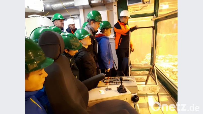 Die ausführliche Runde durch das Müllkraftwerk bot Einblicke in die Müllanlieferung, den Müllbunker, den Blick in das Feuer einer Ofenlinie, der anfallenden Reststoffe, der effizienten Energienutzung durch Fernwärmeauskoppelung, Stromerzeugung und in die Schalt- und Steuerzentrale des Müllkraftwerkes. Bild: exb