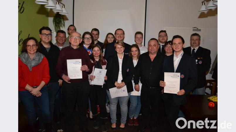Wasserwacht- Ortsgruppenleiter Benjamin Hahn (hinten Mitte) mit den Geehrten und den Aktivsten der Ortsgruppe. Schwimmvereins- Vorsitzende Ilona Forster (links) dankte für über 800 Stunden Dienst im Schätzlerbad. Bild: hcz