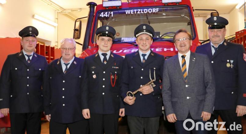 In Wetzldorf wurden zum ersten Kommandanten Rudi Schinner (Dritter von rechts) und als zweiter Kommandant Manuel Köllner (Dritter von links) gewählt. Mit auf dem Bild (von links) der ehemalige Kommandant Patrick Reischl, Feuerwehrvorsitzender Willi Kraus, Bürgermeister Hans Donko und zweiter Vorsitzender Franz Wenning. Bild: njn