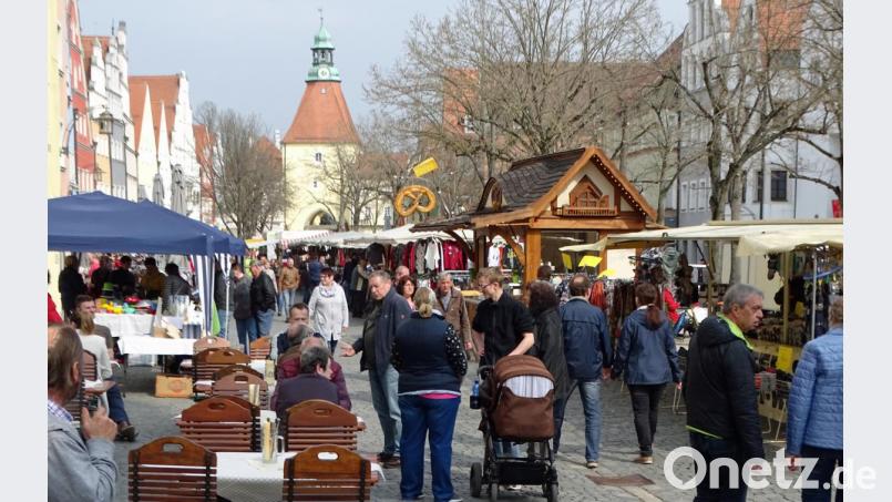 Bummeln über den Mittenfastenmarkt in Weiden, eine gute Idee bei großem Warenangebot am Sonntag. Bild: Dobmeier
