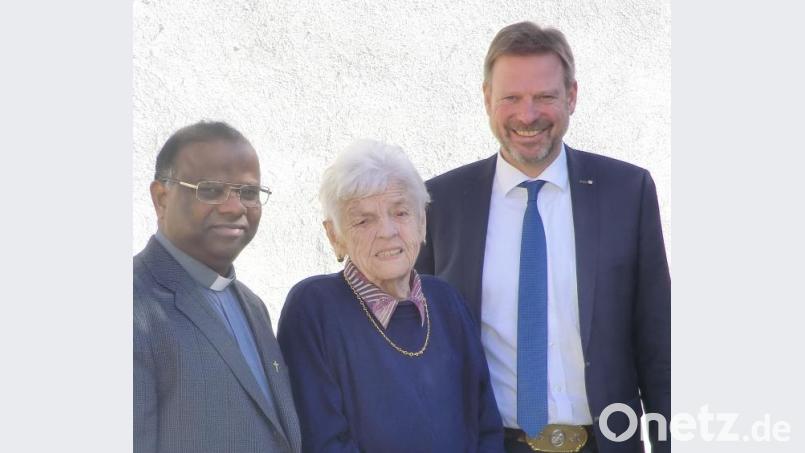 Pfarrer Moses Gudapati (links) und Bürgermeister Alwin Märkl (rechts) nehmen Theresia Hirmer in die Mitte, als sie ihr zum 95. Geburtstag gratulieren. Bild: gef