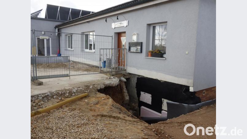 Die Terrasse vorm DJK-Sportheim wird derzeit erneuert. Dabei wird auch der Eingang zum Sportheim rollstuhlgerecht gestaltet. Bild: tra