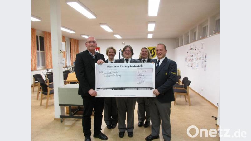 Eduard Freisinger, Vorsitzender der Lebenshilfe Amberg-Sulzbach (von links), dankte Claudia Gebhardt, Zweiter Vorsitzender Anja Bauer, Dirigentin Sabine Kredler und Vorsitzendem Harald Lukesch für die Spende. Bild: sak