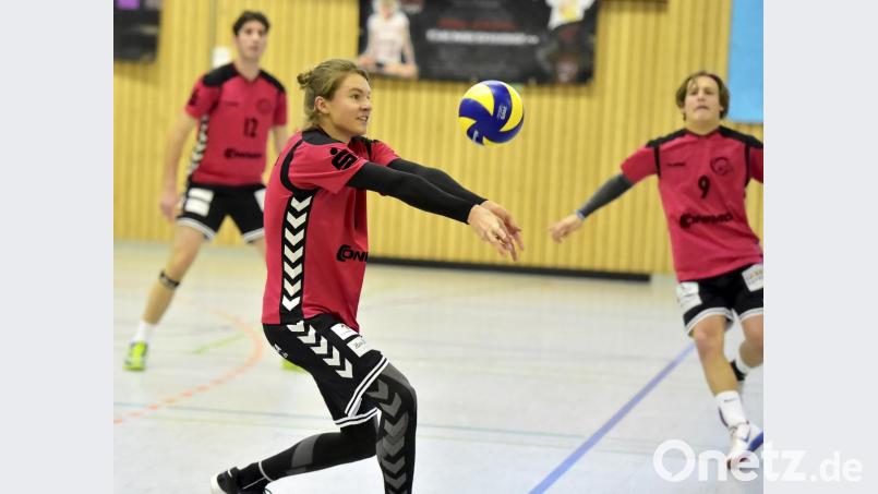 Nach den Ausfällen von Julian Zoll und Basti Barth ließ Trainer David Fecko die Nachwuchsspieler Phil Wiesent (Mitte) und Alex Lomitzki (rechts) auf Außen ran. Bild: Hubert Ziegler