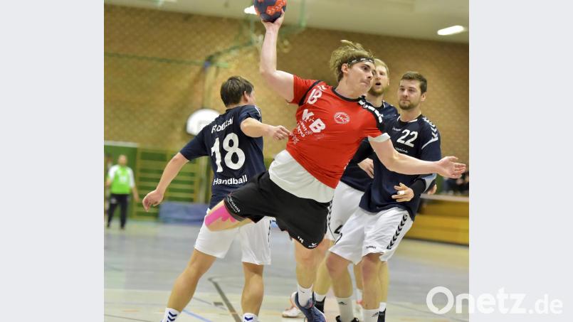Der Sulzbacher Kreisläufer Filip Dujcak (Mitte) und seine Mannschaftskollegen hatten Glück, dass die HSG Fichtelgebirge nach der Pause zwei Gänge zurückschaltete. Bild: Hubert Ziegler