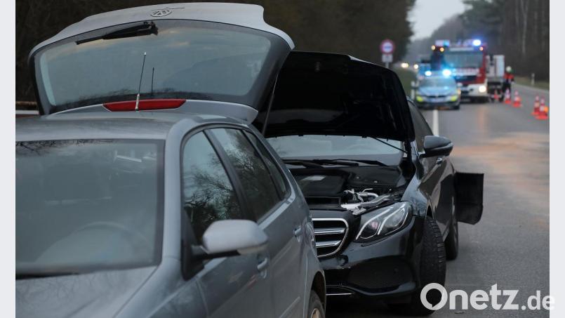 Weil zwei der am Unfall beteiligten Autos auf der B 85 standen, musste eine Fahrspur der Straße über eine Stunde lang gesperrt werden. Bild: Wolfgang Steinbacher