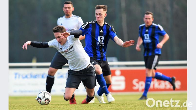 Der Grafenwöhrer Christopher Fleischmann (links) wird von Moritz Ram (Raigering) unsanft gestoppt. Die SV Grafenwöhr verlor das Heimspiel gegen den SV Raigering mit 0:2. Bild: mku