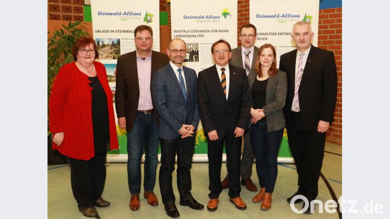 Auf der öffentlichen Sitzung in Krummennaab berichten die Vertreter der Steinwald-Allianz über den aktuellen Stand. Mit dabei waren: Vorsitzender Hans Donko (Vierter von rechts) mit Krummennaabs Bürgermeister Uli Roth (von rechts), Stefanie Wenisch vom Landratsamt Tirschenreuth, Steinwald-Allianz Geschäftsführer Martin Schmid, stellvertretender Landrat Alfred Scheidler, Frank Langguth von Amt für Ländliche Entwicklung Oberpfalz Tirschenreuth und die Mitarbeiterin der Steinwald-Allianz Christine Trenner. Bild: njn