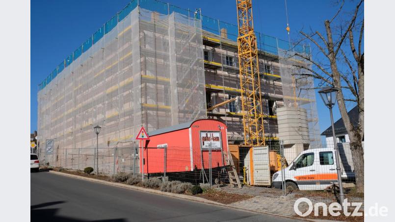 Das Kurs-Feuerwerk der Volkshochschule begleitet die Hoffnung der zügigen Sanierung des alten Landratsamtes als zeitgemäßes und endgültiges Quartier der Erwachsenenbildung Bild: do