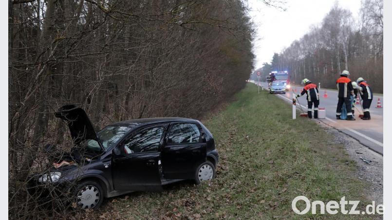 Der Opel Corsa, der auf die anderen Autos auffuhr, landete durch den Zusammenstoß an einem Baum im Straßengraben. Bild: Wolfgang Steinbacher
