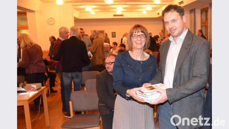 Alle 11 Bände der &quot;Waidhauser Geschichte(n)&quot; überreichte Bürgermeisterin Margit Kirzinger dem Archivar des Kreisarchivs Tachov, Miroslav Vetrac . Bild: fjo