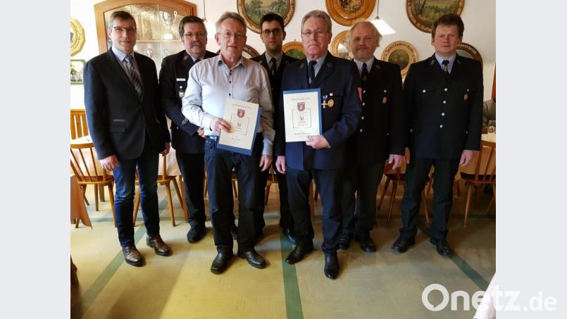 Für 50 Jahre Mitgliedschaft wurden Alois Meier und Rudolf Mitlmeier mit Ehrenurkunde (von links) ausgezeichnet und gedankt. Dazu gratulierten Bürgermeister Hermann Ach, Kreisbrandmeister Thomas Kleber, Kommandant Bernhard Hartinger, zweiter Vorsitzender Fritz Steinhilber und zweiter Kommandant Markus Reitinger (von links). Bild: gi