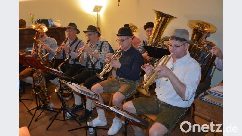 Die „Kannerschreiter Höidlbrummer“, Leitung Armin Scharnagl (rechts sitzend), spielten beim 7. Starkbierfest des Musikvereins am Samstagabend im Musikvereinsheim auf. Neben dem „Süffikus“ hatte die Musikgruppe großen Anteil an der zunehmend steigenden Stimmung. Bild: jr
