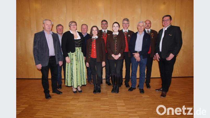 Zweiter Bürgermeister Josef Sturm, Gabriele Scheuerer 35 Jahre aktiv, Luisa Siegert 10 Jahre aktiv, Isabel Siegert 10 Jahre aktiv, Ulrich Scheuerer 40 Jahre passiv, stellvertr. Bezirksvorsitzender Peter Gaschler. Hinten von links Albert Mang 25 Jahre passiv, Richard Sperl 50 Jahre passiv, Martin Scheuerer 35 Jahre aktiv und 20 Jahre Schriftführer, Robert Scheuerer 35 Jahre aktiv, sowie Vorsitzender Hubert Schleicher. Bild: nib