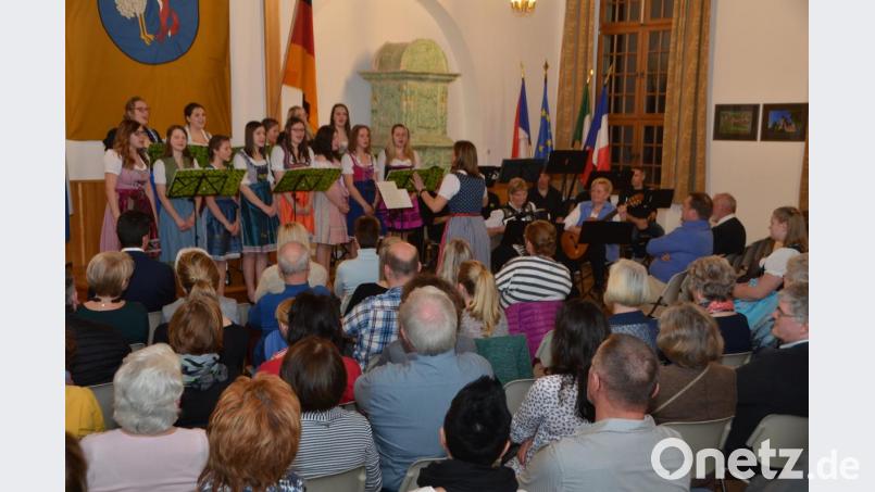 Auch im bayerischen Dirndl-Outfit präsentierten sich die Mädels mit Chorleiterin Martina Kick-Wittmann. Bild: dob