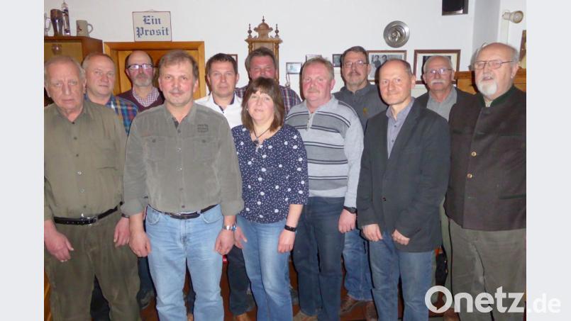 Die neue Vorstandschaft der Jagdgenossenschaft und Ehrengäste (von links): Jagdpächter Peter Baldauf, Beisitzer Michael Weismeier, Kassenführer Karl Bäumler, Vorsitzender Matthias Gollwitzer, Schriftführer Markus Pausch, Kassenprüfer Fritz Pschierer und Sigrid Strobel, stellvertretender Vorsitzender Rudolf Kummer, Jagdpächter Dieter Kneidl, Ordnungsamtsleiter Reinhold Gailer sowie Hans Trottmann und Herbert Burger von der Unteren Jagdbehörde. Bild: fsb