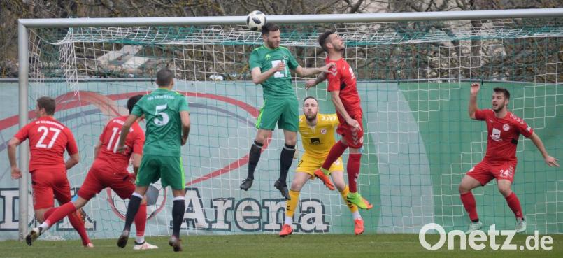 Nach einer Ecke erzielte Daniel Gömmel (Mitte, im grünen Trikot) im Spiel gegen den SV Seligenporten per Hinterkopf den Führungstreffer für die DJK Ammerthal. Bild: brü