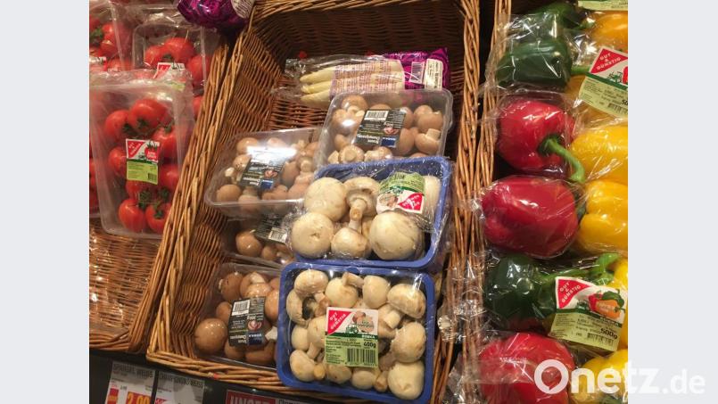 Plastikwüste im Supermarkt: Nur Wirsing gab es unverpackt. Bild: olr