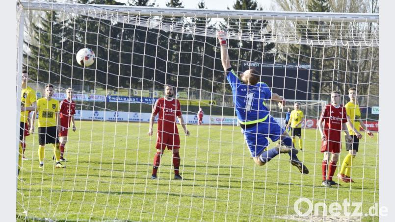 Großes Glück hatte der Sorghofer Torhüter Michael Götz, dass dieser langgezogene Flankenball von FC-Linksverteidiger Banding Jawara (nicht im Bild) nur gegen den Pfosten klatschte. Bild: Hubert Ziegler