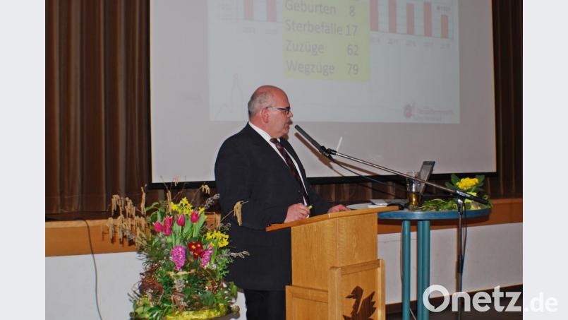 Bürgermeister Klaus Meyer bei seiner Präsentation während der Bürgerversammlung. Bild: enz