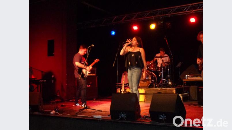 Die junge Band des Kepler - Gymnasiums &quot;Exception&quot; präsentierte dem Publikum aktuelle Hits zum Mitsingen und Mittanzen. Bild: jaf