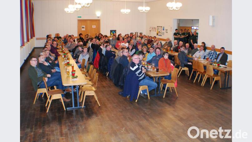 Die Bürgerversammlung im Tillensaal war gut besucht. Bild: enz