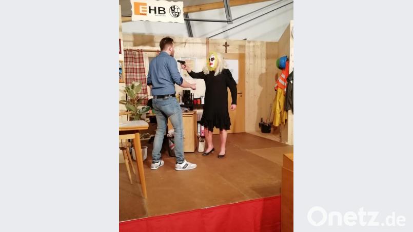 Theaterverein 007 Edelsfeld mit dem Stück „Der entführte Selbstmordeinbruch“. Bild: exb